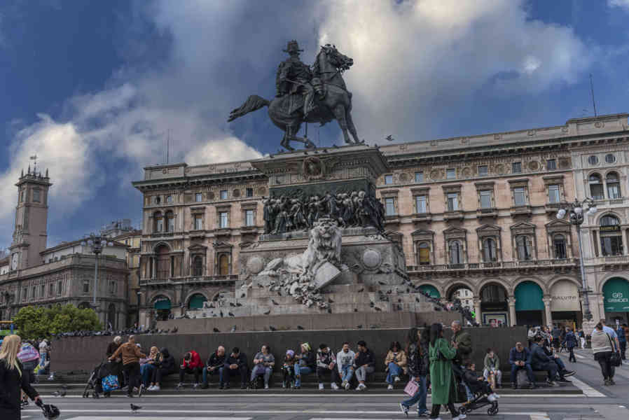 Italia - Milán 033 - plaza del Duomo - monumento a Vittorio Emanuele II.jpg